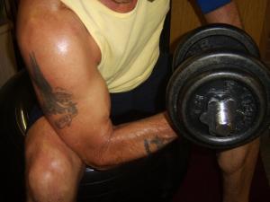 ¿Qué agarre favorece más el pico del bíceps?